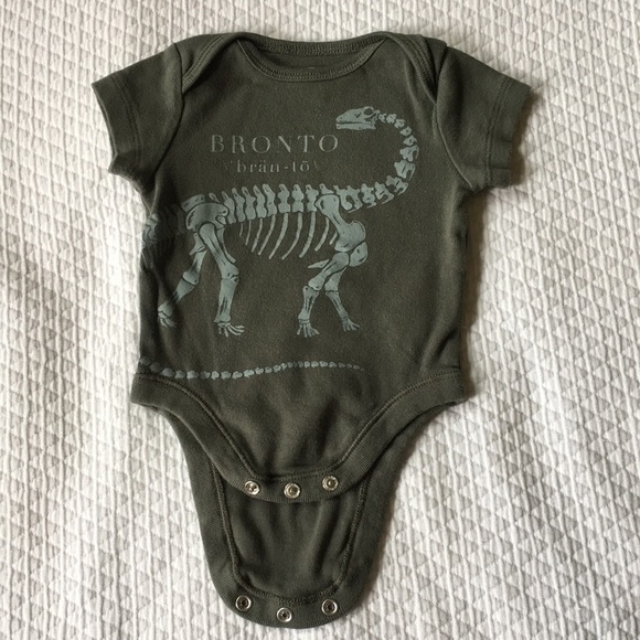 Old Navy Onesies (SET OF 5) - Picture 8 of 12